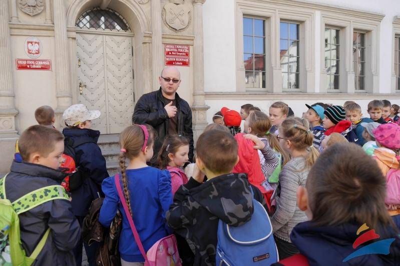 Łukasz Tekiela w czasie zajęć terenowych z uczniami