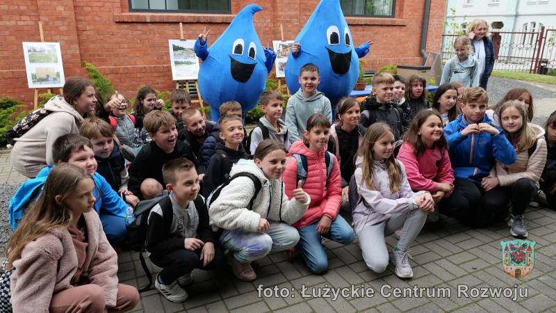 dzień otwarty w LPWiK - grupa dzieci z maskotkami-kropelkami